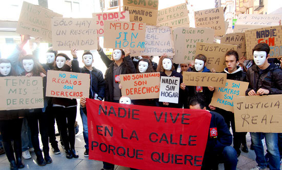 Los participantes en esta iniciativa portando sus lemas (Foto: Carlos Granda)