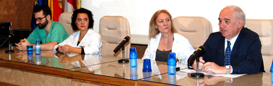 Los facultativos Gonzalo Leoz, Almudena Simón y Francisca Árbol acompañados del director médico, Alfredo Moyano, durante la inauguración del curso (Foto: PF)