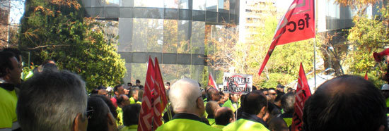 Concentración de trabajadores ante la sede de la empresa en Madrid