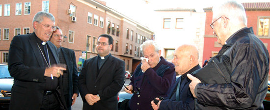 El arzobispo comenzó sus visitas pastorales ante 200 fieles en La Colegial