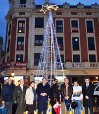 El Árbol de Navidad luce con esplendor en la Plaza del Reloj