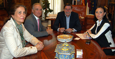 Momento de la reunión entre parte del Gobierno y la patronal local