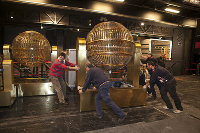 Los bombos que repartirán la suerte en el Sorteo de Navidad ya están en el Teatro Real