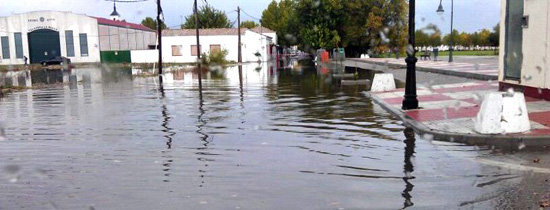 La lluvia deja zonas totalmente anegadas en Talavera la Nueva este martes