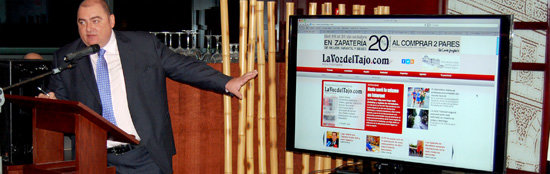 Nuestro recientemente galardonado director de La Voz del Tajo, Alberto Retana, en un momento de la presentación (Foto: Carlos Granda)