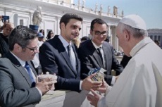 El Papa Francisco recibe unos obsequios cerámicos de Talavera y Puente del Arzobispo