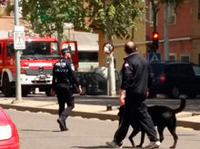 Los Bomberos sofocan el incendio en un vehículo en la Avenida Francisco Aguirre