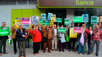 Afectados por las preferentes se concentran frente a una sucursal de Bankia