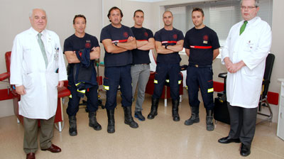 Los bomberos muestran su solidaridad donando sangre en el Hospital