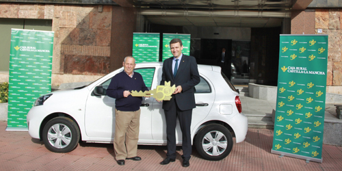 Caja Rural CLM entrega a un cliente de Calera y Chozas el sexto Nissan Micra con motivo de su 50 Aniversario