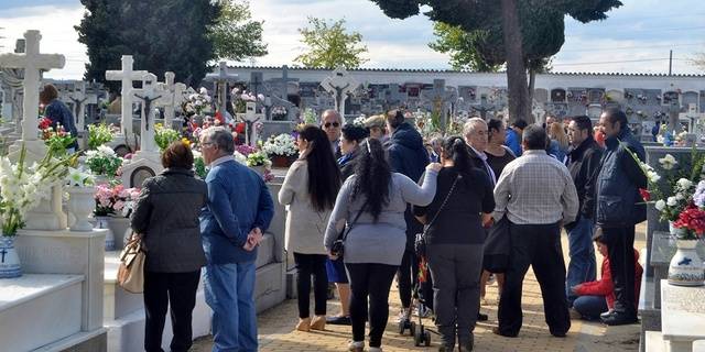 Cientos de talaveranos honran a sus difuntos en el Día de los Santos