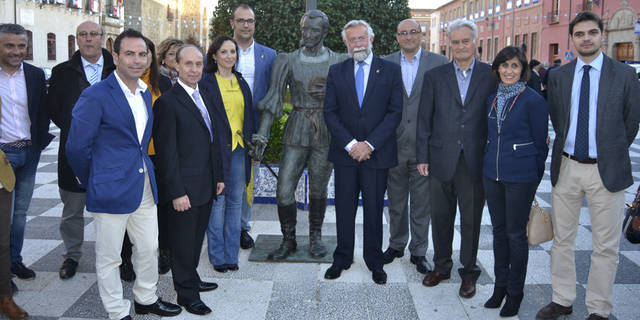 Una escultura de Fernando de Rojas preside ya la Plaza del Pan