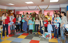 Los Reyes Magos visitan a los niños ingresados en el Hospital de Talavera 