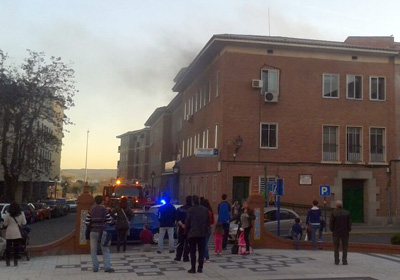 Desalojan el centro de salud Talavera Centro al producirse un pequeño incendio en un almacén (VIDEO)