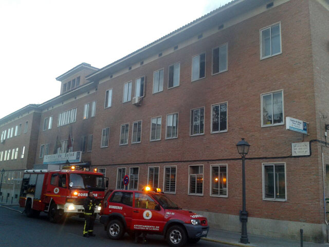 Desalojan el centro de salud Talavera Centro al producirse un pequeño incendio en un almacén (VIDEO)