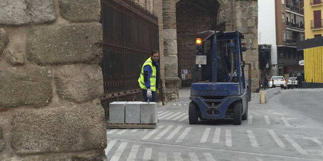 Retiran medio centenar de bolardos en Plaza del Reloj y Corredera