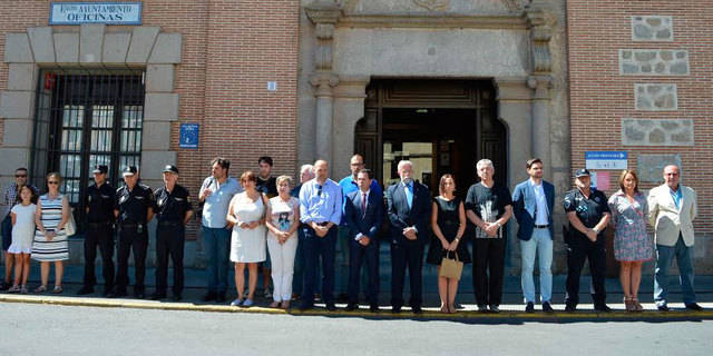 Minuto de silencio en la Puerta del Ayuntamiento de Talavera