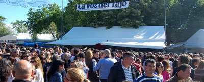 Colorido Ferial y muchos amigos en la concurrida caseta de La Voz del Tajo