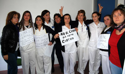 Trabajadoras del centro muestran su rechazo al cierre. (Foto: C.Granda)