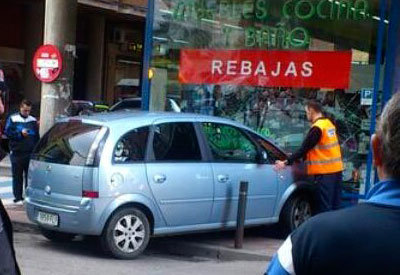 Un coche se estrella contra el escaparate de una tienda en la calle Alfares