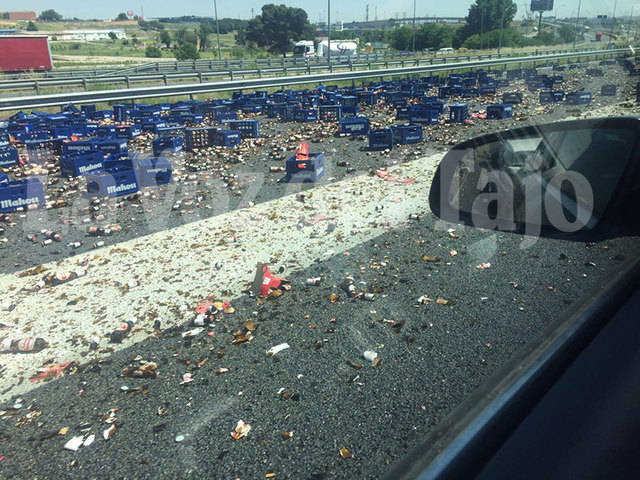 Cientos de litros de cerveza en el asfalto