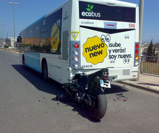 Un motorista resulta herido en un accidente