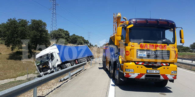 Accidente de un trailer en la A-5