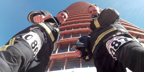 Dos bomberos de Talavera participan en la cronoescalada a la Torre Pelli de Sevilla