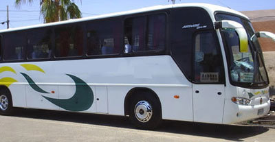 Una flota pirata de autobuses cubre las rutas del transporte escolar afectadas por la huelga de Rubicar