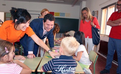 El alcalde visita el campamento urbano que se celebra estos días en el Alfonso VI