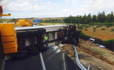 El conductor herido en el accidente de camión de Cazalegas permanece en la UVI con pronóstico grave