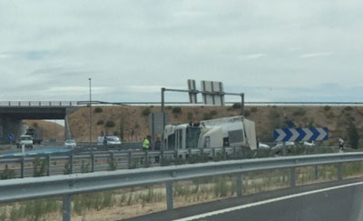 Un camión vuelca en la rotonda de acceso a la autovía Toledo-Maqueda