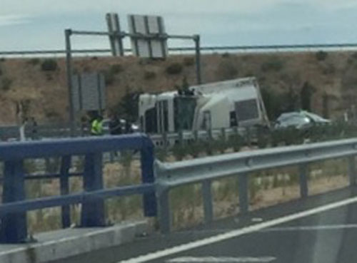 Un camión vuelca en la rotonda de acceso a la autovía Toledo-Maqueda