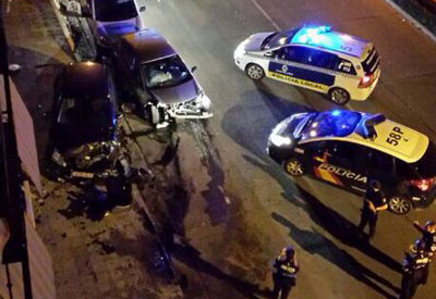 Pierde el control del coche y choca con dos turismos tras salir de la rotonda de Los Leones