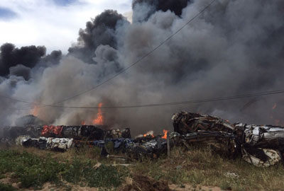 El incendio originado en un desguace de Velada sigue sin haberse extinguido