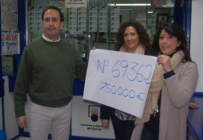 Jesús, Cristina y Angélica de la Flor, gerentes de la Administración número 4 de Talavera. (Foto: J.F.)