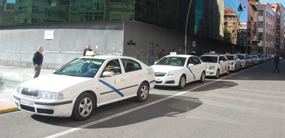 Los taxistas estiman que los servicios han disminuido un 40% en los últimos años