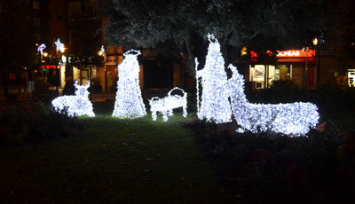 Belén iluminado en la Plaza de la Trinidad. (Foto: J.F.)