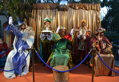 Ilusión entre los niños y niñas de Talavera al paso de la Cabalgata de los Reyes Magos