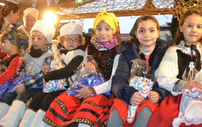 Ilusión entre los niños y niñas de Talavera al paso de la Cabalgata de los Reyes Magos