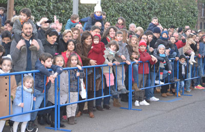 Ilusión entre los niños y niñas de Talavera al paso de la Cabalgata de los Reyes Magos