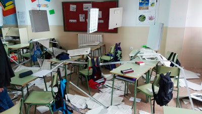 Once alumnos y una profesora resultan heridos tras desprenderse el techo de un aula del colegio de El Casar de Escalona