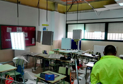 Once alumnos y una profesora resultan heridos tras desprenderse el techo de un aula del colegio de El Casar de Escalona