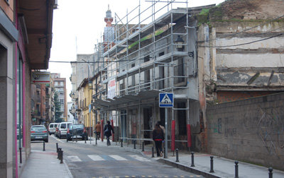 La calle Carmen presenta obstáculos como este andamio desde hace años. (Foto: J.F.)