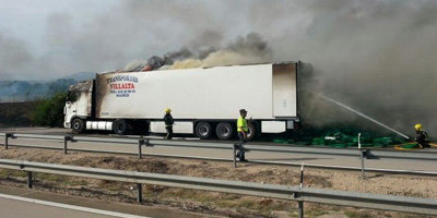 Un camión comienza a arder en plena A5 a la altura de Cazalegas