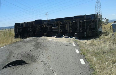 Vuelca un camión cargado de pienso en el carreterín de Alberche