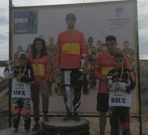 Alejandro Alcojor, Verónica García y Gustavo Alcojor del club BMX Los Pinos, campeones de España de BMX