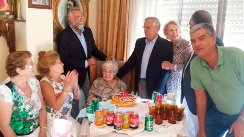 María Dolores Rivera cumple 100 años acompañada por familiares y amigos