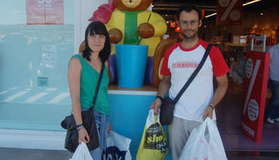 Los ganadores del año pasado realizando sus compras. (J.F.)