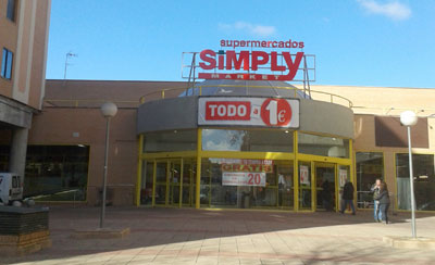 Los 30 trabajadores del supermercado Simply llegan a un acuerdo con la empresa antes de su cierre